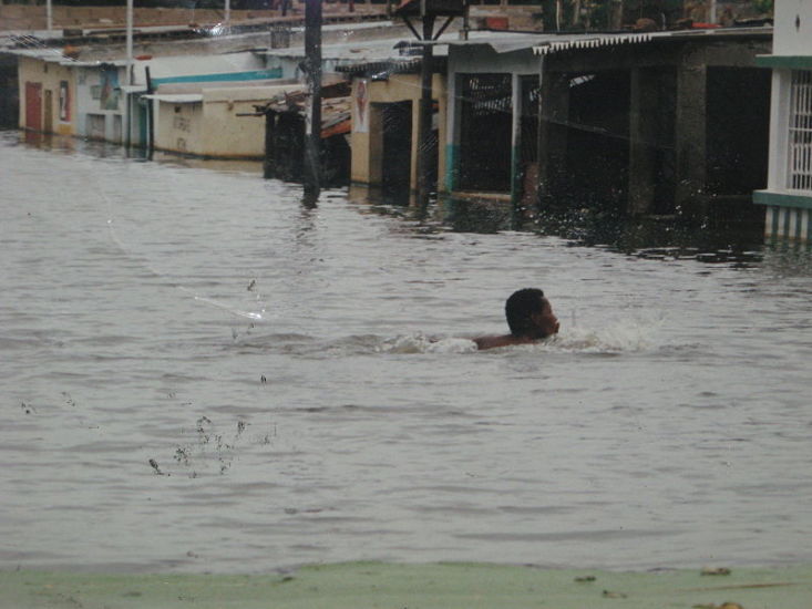 Mozambique floods man swims to safety
